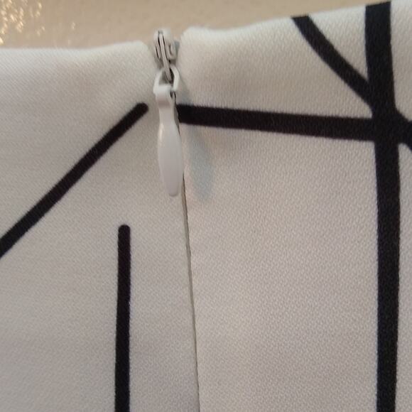Unbranded white with black lines size small skort. - Picture 5 of 8